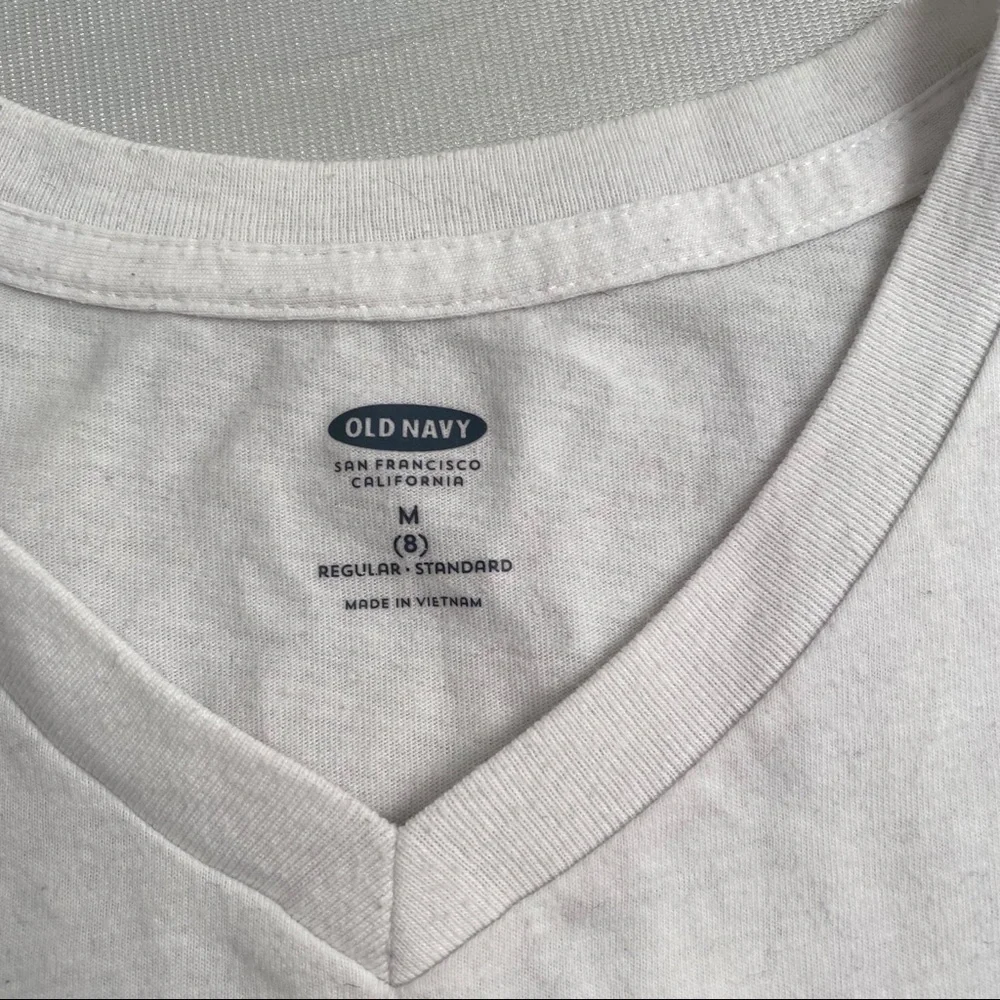 Old Navy white v-neck short sleeve t-shirt M = 8